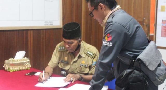 Seorang camat usai dimintai keterangan, menandatangani berita acara pemeriksaan di Kantor Bawaslu Kabupaten Tolitoli, Sulteng. Foto: Istimewa