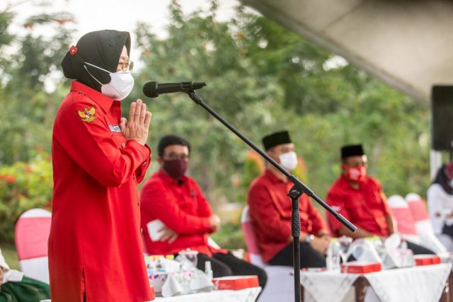 Wali Kota Surabaya Tri Rismaharini memberi sambutan saat merekomendasikan Eri Cahyadi dan Armuji. Foto: DPC PDIP Surabaya