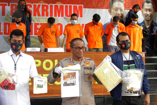 Polisi menunjukkan barang bukti yang diamankan dari tersangka pesta gay di Kuningan, Jakarta Selatan. Foto: Reno Esnir/Antara Foto