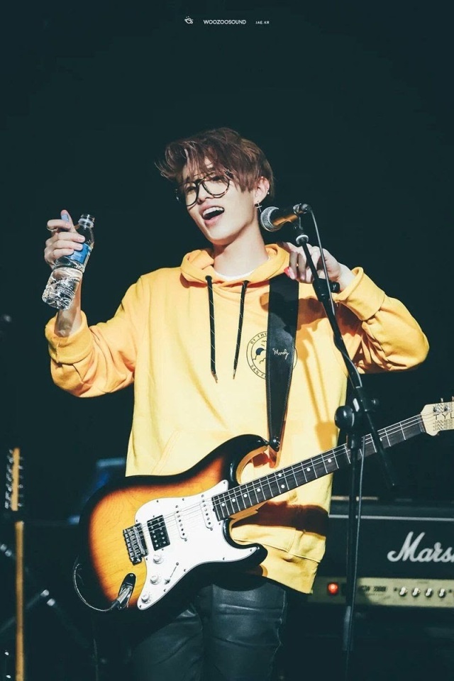 Mix & Match Hoodie Versi Jae Day6 Bikin Tampilan Makin Keren (97415)