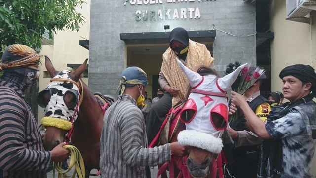 Dalam merayakan HUT ke-72, Polwan (Polisi Wanita) yang jatuh pada tanggal 1 September, warga Laweyan memberikan kejutan untuk menaiki kuda yang telah mereka persiapkan