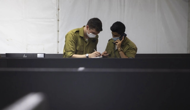 Tentara Israel memantau perkembangan virus corona. Foto: AP Photo/Sebastian Scheiner