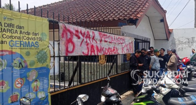 Peserta aksi unjuk rasa atau demo memblokade gerbang perusahaan AMDK PT Tang Mas Cidahu, Kabupaten Sukabumi Kamis (3/9/2020). Peserta aksi yang merupakan buruh korban PHK ini menuntut pesangon dari perusahaan air mineral itu. | Sumber Foto:Syahrul Himawan