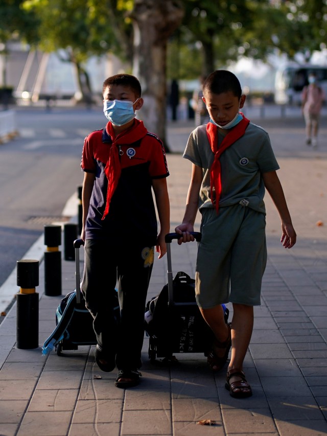 Sejumlah siswa memakai masker saat kembali sekolah di Wuhan, Hubei, China. Foto: Aly Song/REUTERS