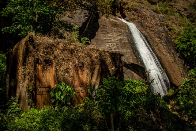 Foto: Melihat Indahnya Pelangi Abadi di Dasar Air Terjun Waesai (7505)