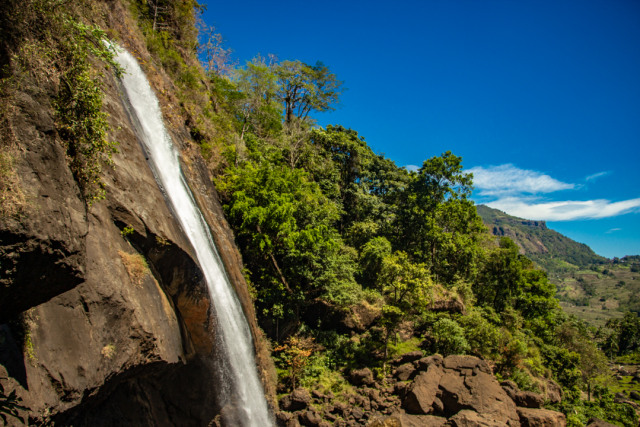 Foto: Melihat Indahnya Pelangi Abadi di Dasar Air Terjun Waesai (7506)