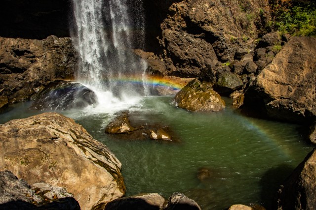 Foto: Melihat Indahnya Pelangi Abadi di Dasar Air Terjun Waesai (7509)