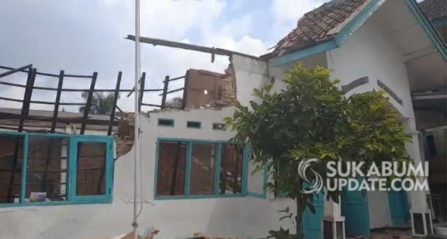 Kantor BNN kabupaten Sukabumi yang berada di Jalan RA Kosasih, Ngaweng, Sukabumi ini ambruk, Kamis (3/9/2020) sekitar pukul 13.00 WIB. | Sumber Foto:Istimewa