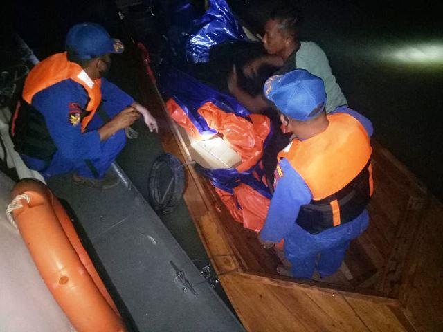 Petugas Satpolairud Polres Karimun mengamankan satu boat pancung yang mengangkut puluhan ribu batang rokok. (Foto: Ist)