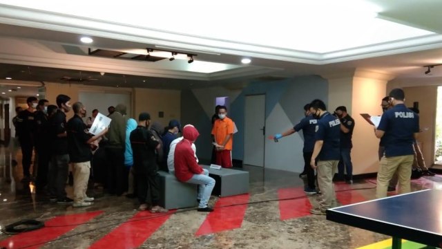 Polisi gelar rekonstruksi kasus pesta gay. Foto: Dok. Istimewa