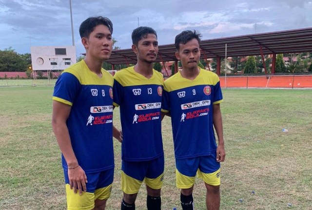 Dari kiri: M. Daniel Ponsecca, Ramadhan, M. Mikail, tiga pemain Persiraja U-20 yang terpilih dipromosikan ke tim senior. Foto: MO Persiraja 