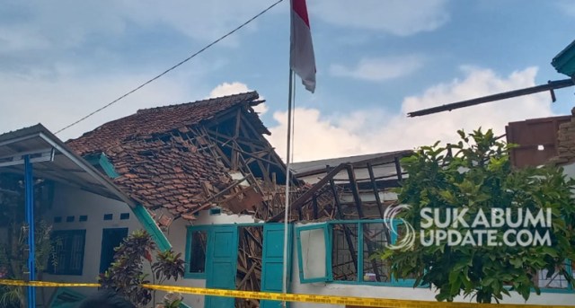 Salah satu ruang dari kantor BNN kabupaten Sukabumi di Jalan RA Kosasih, Ngaweng, Kecamatan Cibeureum, Kota Sukabumi ambruk pada Kamis (3/9/2020) siang. | Sumber Foto:CRP 8