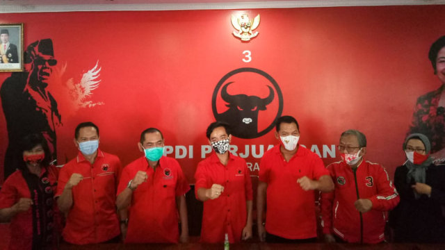 Batal Naik Kereta Kencana, Gibran-Teguh Pilih Sepeda Ontel saat Daftar ke KPU (213710)