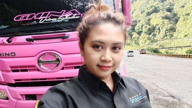 Devi Nuraisyah Stephani, sopir truk wanita yang jadi YouTuber. Foto: Instagram/@devistefany.dds17