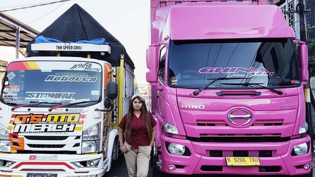 Viral Kisah Sopir Truk Wanita Sekaligus Youtuber Asal Wonogiri Kumparan Com Viral Kisah Sopir Truk Wanita Sekaligus Youtuber Asal Wonogiri Kumparan Com