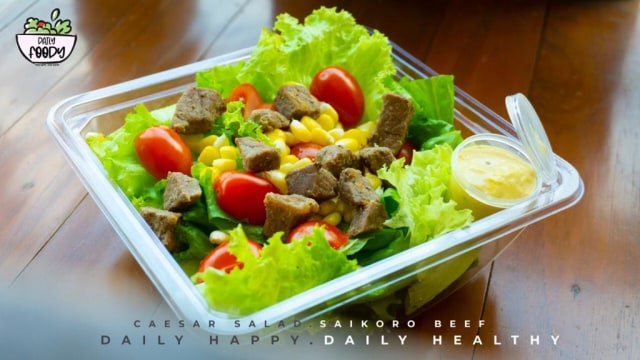 Menu Caesar Salad Saikoro Beef dari Daily Foody. Foto: dok. Yunita Suci