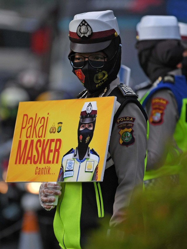 Sejumlah Polwan dari Ditlantas Polda Metro Jaya membawa poster saat sosialisasi penggunaan masker di kawasan Sarinah, Jakarta, Kamis (3/9). Foto: Wahyu Putro A/Antara Foto