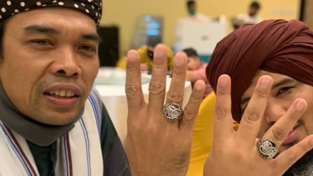 UAS menunjukkan cincin miliknya yang dilelang Foto: Instagram/@ustadzabdulsomadofficial
