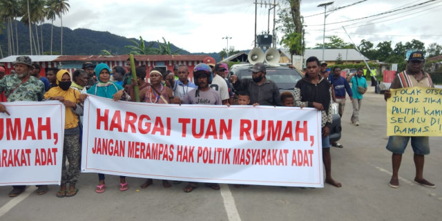 Massa Saat Longmarch Sambil Membawa Spanduk Bertuliskan Aspirasi. Foto: Arfat Jempot