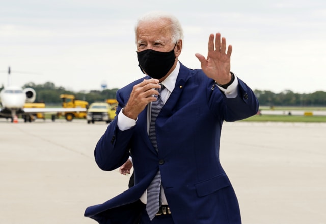 Joe Biden di Bandara Milwaukee, AS. Foto: Reuters/Kevin Lamarque