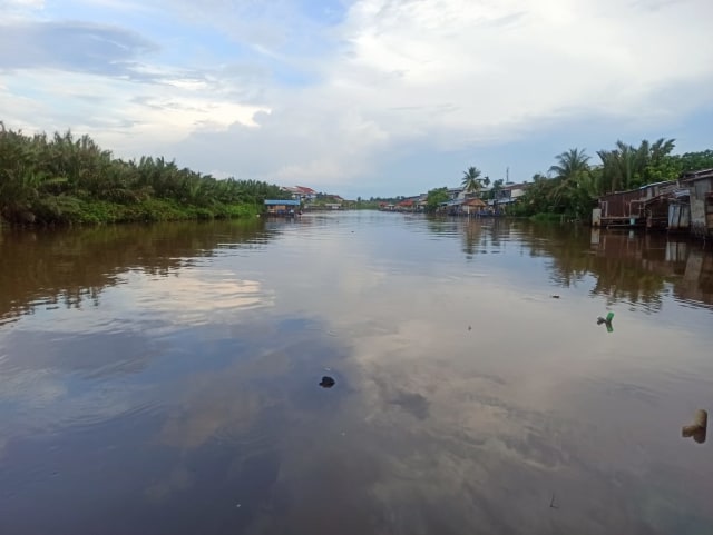 Pemandangan Sungai Mempawah yang bisa dinikmati di warkop Kampoeng. Foto: M Zain/Hi!Pontianak