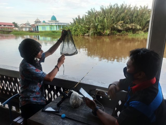 Ngopi Sambil Memancing di Warkop 'Kampoeng' Mempawah, Kalbar (64421)