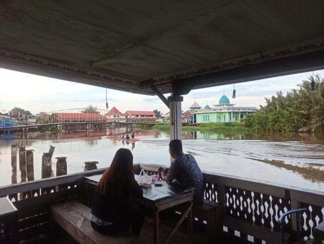 Ngopi Sambil Memancing di Warkop 'Kampoeng' Mempawah, Kalbar (64422)