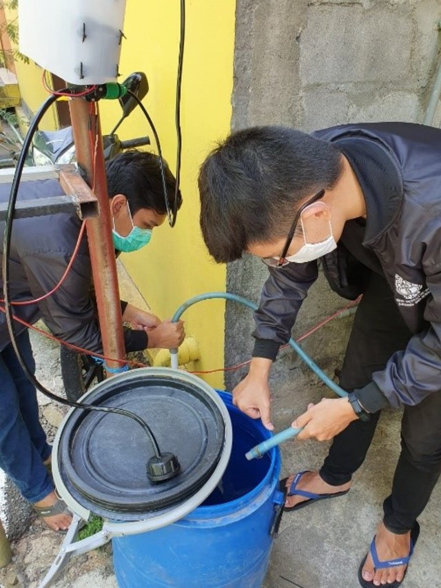 Proses Pengisian Disinfektan oleh Mahasiswa KKN Tematik Undip