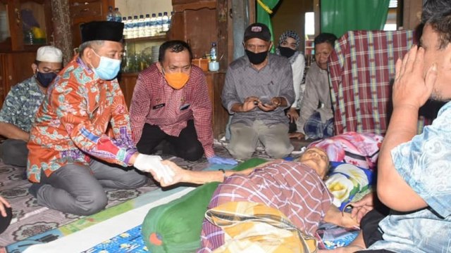 Gubernur Sulbar Ali Baal Masdar saat mengunjungi rumah Cammana, seniman tradisional Mandar yang kini terbaring sakit. Foto: Kominfo Sulbar
