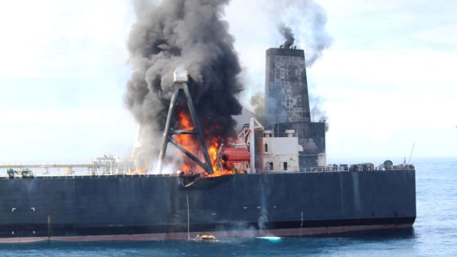 The New Diamond, kapal induk besar (VLCC) yang disewa oleh Indian Oil Corp (IOC) saat terbakar di lepas pantai timur Sri Lanka, Kamis (3/9). Foto: Sri Lanka Navy media/Handout via REUTERS
