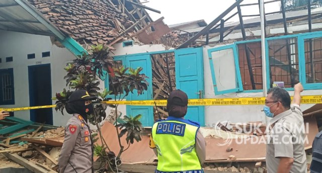 Kantor BNN Kabupaten Sukabumi di Jalan RA Kosasih, Ngaweng, Kecamatan Cibeureum, Kota Sukabumi ambruk pada Kamis (3/9/2020) siang. | Sumber Foto: Sukabumiupdate.com/CRP 8