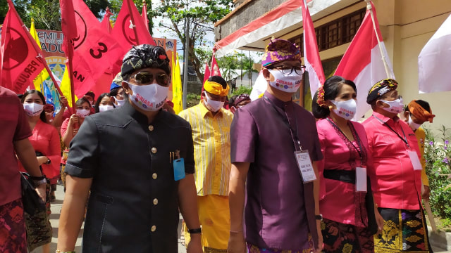 Pasangan di Pilkada Badung, Bali, Nyoman Giriasa- Ketut Suiasa saat mendaftar di KPUD Badung - ACH