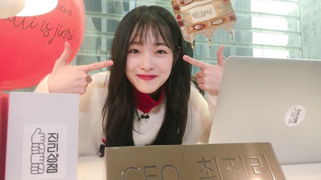 Ibu Sulli dan Tiffany SNSD Tampil di Dokumenter 'Why Was Sulli Uncomfortable?' (379379)