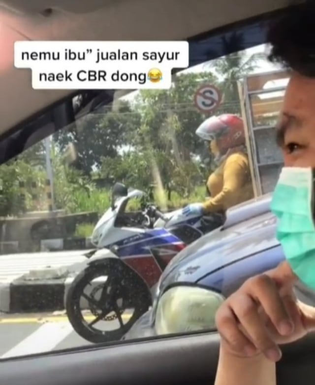 Viral aksi emak-emak pakai motor sport saat bawa dagangan sayur di jalan raya. (Foto: TikTok/@Muhammad Bagus)