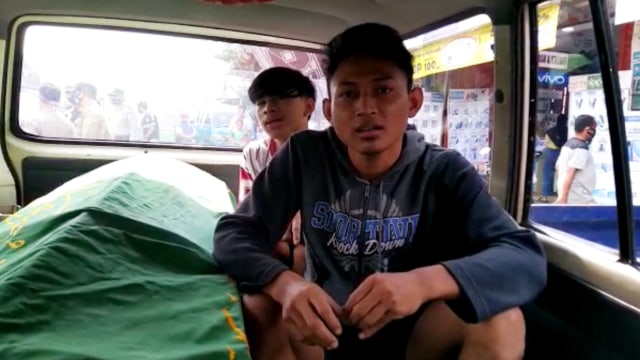 Pemuda di Bogor yang tak pakai masker dihukum masuk ke dalam mobil dengan keranda jenazah. Foto: Dok. Istimewa