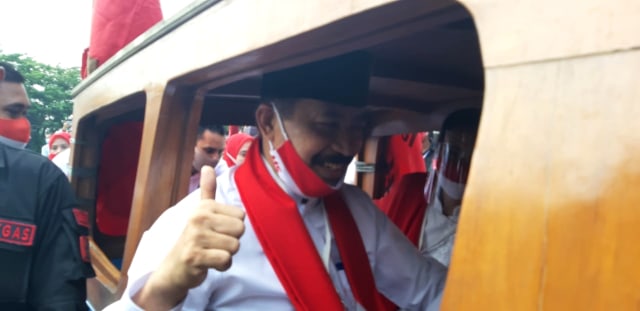Daftar ke KPU Tangsel, Muhamad-Rahayu Naik Oplet Si Doel (17406)