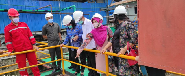 Wakil Ketua Komisi 2 DPRD Kota Pontianak meninjau proses pengolahan limbah di PT Wilmar. Foto: Dok Hi!Pontianak