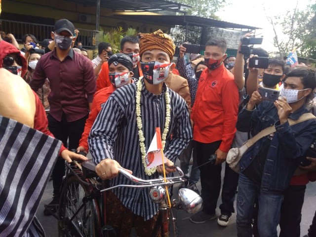 Paslon Gibran  Teguh Gowes Menuju KPU dan Kenakan Baju  Adat 