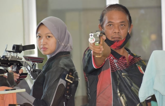 Kepala Dinas Pemuda dan Olahraga (Dispora) Babel, Suharto saat meninjua persiapan kerjurnas tembak online. (Ist)