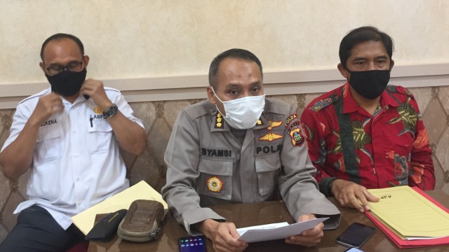 Direskrimum Polda Bali Kombes Dodi Rahmawan (kiri) dan Kabid Humas Polda Bali Kombes Syamsi (tengah) saat rilis kasus eks Kepala BPN Badung yang bunuh diri di Polda Bali, Jumat (4/9). Foto: Denita Matondang/kumparan