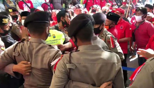 Saat Massa Pendukung Eri Cahyadi Memaksa Masuk Kantor KPU Surabaya