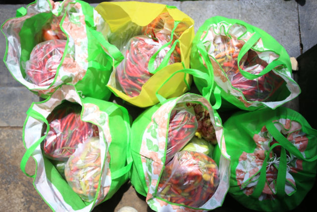 Dongkrak Harga Komoditas Pasar, ASN Pemprov Jateng Borong Sayur Petani (76444)