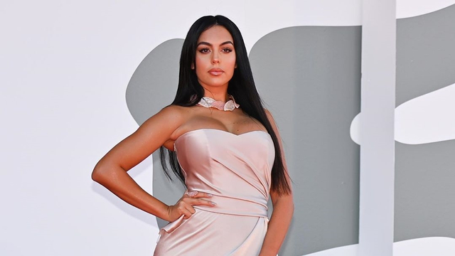 Kisah Kekasih Ronaldo: Dulu ART Bergaji Rp 188 Ribu, Kini Pakai Tas Rp 99 Juta (3)