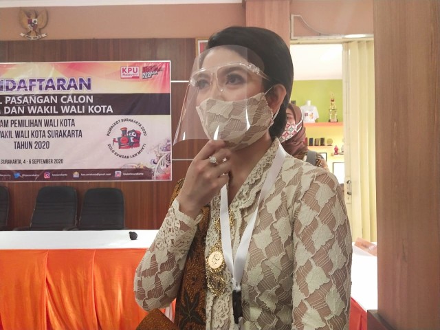 Selvi Ananda, istri Gibran yang turut hadir mendampingi saat pendaftaran ke KPU Solo, Jumat (04/09/20)