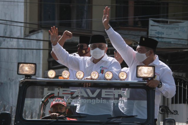 Pasangan Calon Bupati Malang incumbent, Muhammad Sanusi (tengah) - Didik Gatot Subroto, resmi mendaftarkan diri di KPU Kabupaten Malang, Jumat (04/09/2020). Foto: ben