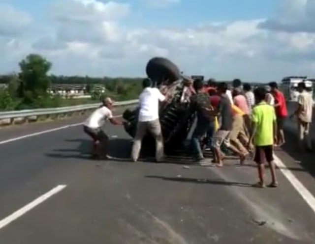 Toyota Fortuner saat mengalami kecelakaan tunggal di JTTS Terbanggi Besar, Lampung Tengah di kilometer 97 pada Jumat (4/9) | Foto: Istimewa 