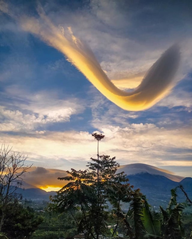 Awan berbentuk huruf "V" menampakkan fenomena alam di Wonosobo, Jawa Tengah.
 Foto: Dok.Istimewa