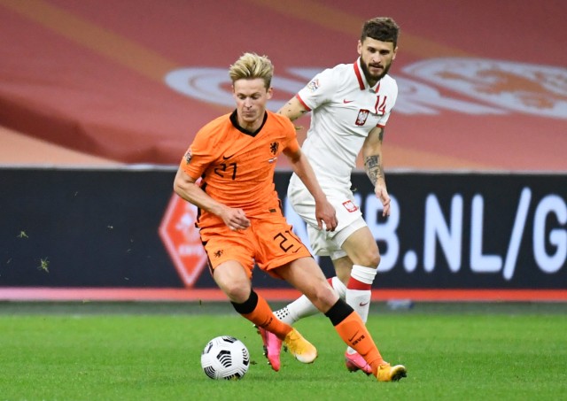 Frenkie de Jong Belanda beraksi dengan Mateusz Klich dari Polandia berebut bola pada pertandingan UEFA Nations League di Amsterdam, Belanda. Foto: PIROSCHKA/REUTERS