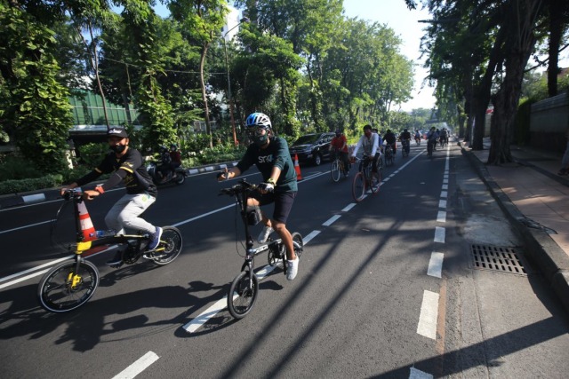 Pengguna sepeda di Surabaya.