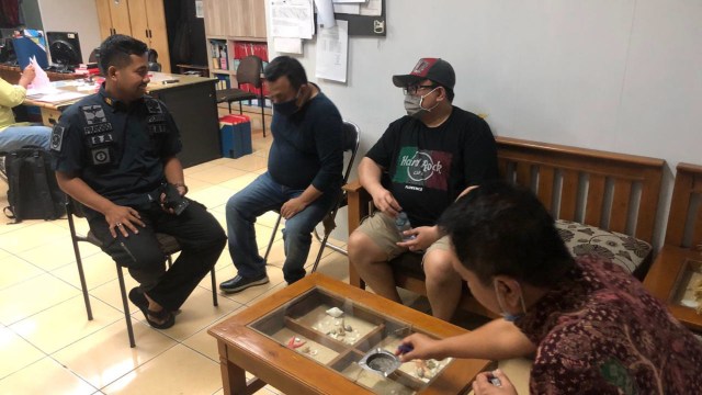 Mantan Direktur Trans Jakarta Donny Andy Sarmedi Saragih (bertopi) ditangkap oleh tim gabungan Amc Kejagung, Kejaksaan Tinggi DKI, Kejari Jakpus, Jumat (4/9) sekitar pukul 22.30 WIB di Apartemen Mediterania Jakarta. Foto: Dok. Istimewa